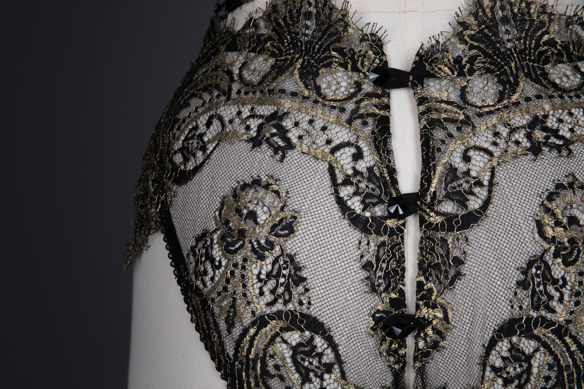 The Wendy Shaping Bra 24S1 is expertly inspired by the collars of medieval  European royalty and nobility. Made with rigid embroidery lace