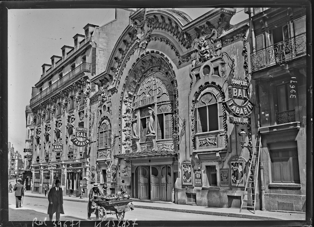 Cabarets parisiens [le Bal Tabarin], 1914. Via Wikimedia Commons.