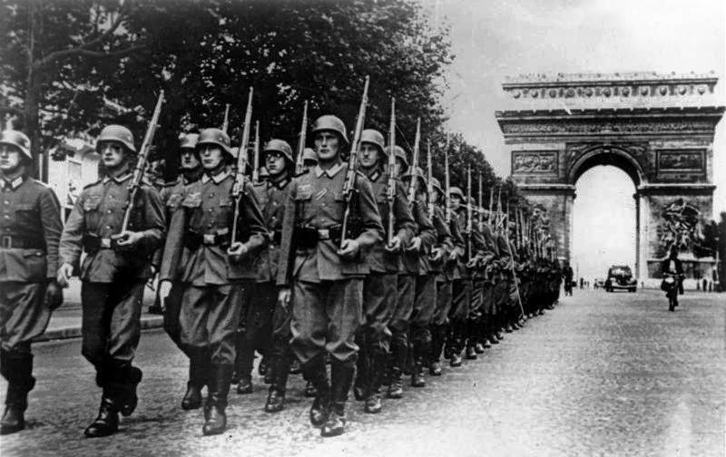 Paris, Parade auf der Champs Elysée, 1940. Via Wikimedia Commons.